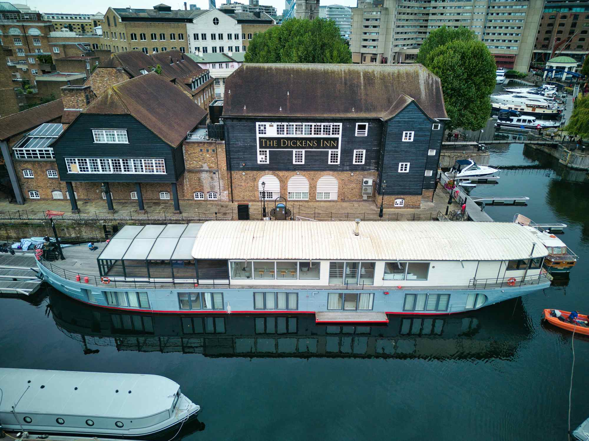Stunning boathouse in St Katharine Docks, Breath-taking Floating Home on St Katherine's Dock